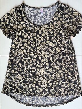 Lularoe Classic Tee - Size Small